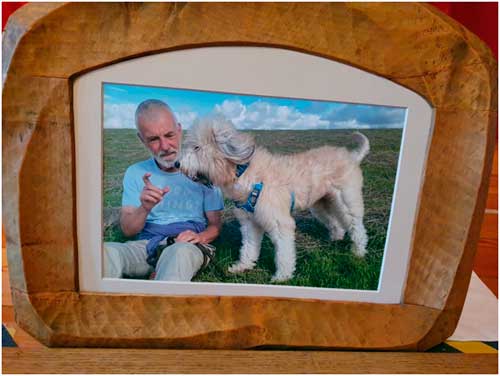 Bild von Wolfgang Geyer mit einem Hund